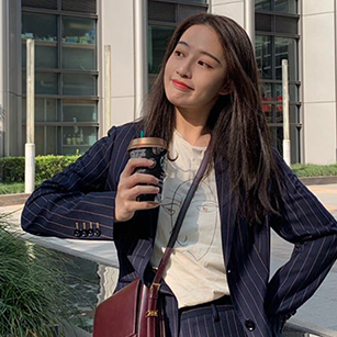 Ůʿ�{(l��n)ɫ�Q�y���b����