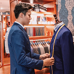 深藍(lán)色豎紋西服定制