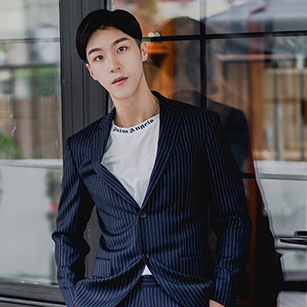 黑色細(xì)豎紋西服定制