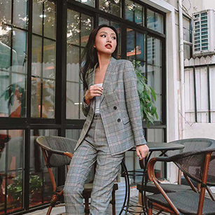 女士修身?xiàng)l紋西服定制