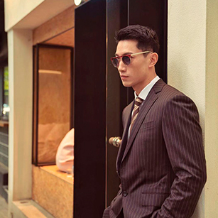 條紋商務(wù)同款西服定制